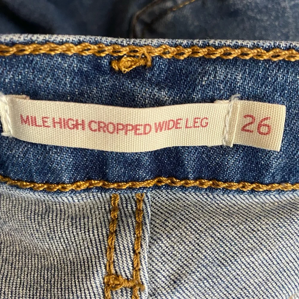 Levi’s Mile High Cropped Wide Leg Button Fly Jeans in great condition.Size 26 - Picture 8 of 16